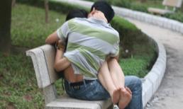 Nhức mắt vì giới trẻ vô tư 'yêu’ chốn đông người
