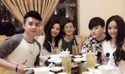 Chị em Angela Phương Trinh diện mốt không quần dẫn mẹ đi ăn