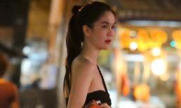 Ngọc Trinh diện áo hở vai thoải mái ăn vặt lề đường 