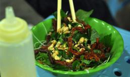 Ghé quán chè nổi tiếng ăn... nộm chân gà rút xương