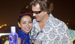 Thảo Trang diện đầm xanh thân mật bên cạnh bạn trai Tây 