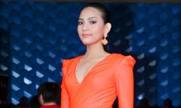 Trương Thị May "cây" cam rực ôm sát cơ thể đi chấm thi