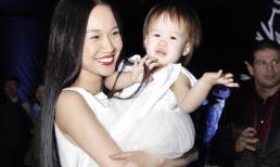 Tống Diệu Hằng bế em bé đi xem diễn thời trang
