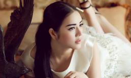 Lý Nhã Kỳ khoe da trắng ngần