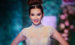 Trúc Diễm rạng rỡ làm cô dâu nóng bỏng