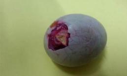 Xuất hiện trứng vịt màu đỏ máu bất thường