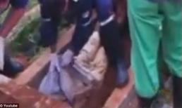 Giật mình "xác chết" đội mồ sống dậy