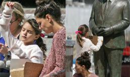 Suri lễ phép mời tượng Tổng thống Nam Phi "ăn bánh"