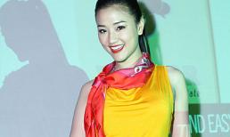  Maya ăn mặc trẻ trung tham gia hẹn hò online