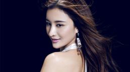 Trương Hồng khoe lưng trần trắng nõn