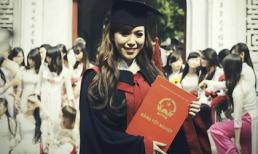 Hot girl Mai Thỏ xì tin trong ngày tốt nghiệp