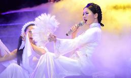 Lệ Quyên "lên đồng" múa quạt đầy điêu luyện