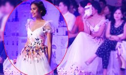 Trương Thị May đeo mặt nạ ông già tuyết, bất ngờ tái xuất sàn diễn