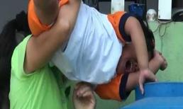 Bóp cổ, dúi đầu vào thùng nước để... ép trẻ ăn