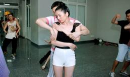 Lệ Quyên diện quần ngắn khoe chân thon trên sàn tập