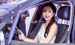 Thu Thảo diện váy trắng gợi cảm, cầm lái xế hộp tiền tỷ