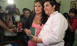 Người đàn ông chuyển giới mang bầu đã sinh con