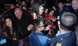 Vợ chồng Thu Minh bị fan Hà Nội quây kín đường