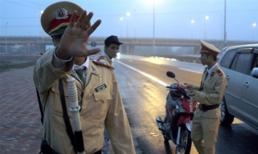 Điểm lại những quy định bị dư luận "ném đá" trong năm 2013