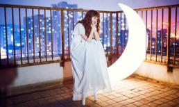 Vẻ đẹp huyền ảo của thiếu nữ và ánh trăng