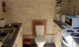 Người đàn ông đặt bồn cầu... ngay giữa bếp nấu ăn