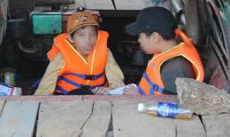 2 con chị Huyền chứng kiến việc tìm mẹ dưới đáy sông Hồng 