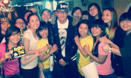 Ngô Trác Hy bảnh trai xuống phố chụp ảnh cùng fan Việt