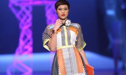 Phương Mai kín đáo trên sàn catwalk sau scandal lộ ngực