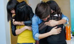 Clip Top 4 VNTM "khóc như mưa" khi gặp lại người thân