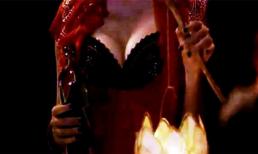 "Lửa phật" nóng hừng hực vì bộ ngực bí ẩn