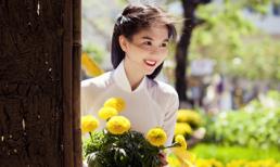 Đầu năm, Ngọc Trinh thơ ngây với áo dài trắng