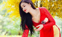 Maya e ấp áo dài giữa vườn xuân
