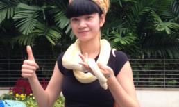 Hạ Vy quấn trăn trắng quanh cổ đón năm mới Quý Tỵ