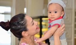 Khoảnh khắc Jacky Minh Trí được hai mẹ cưng nựng