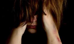 Chồng vắng nhà, vợ bị tấn công rồi quay clip hiếp dâm tập thể