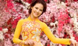 Trần Thị Quỳnh áo dài rực rỡ trên phố xuân