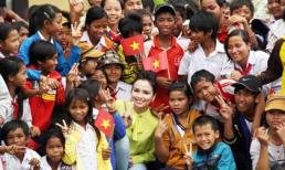 Hoa hậu Diễm Hương về vùng sâu làm từ thiện