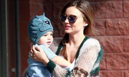 Bé Flynn hồn nhiên sờ ti mẹ giữa phố