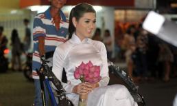 Khanh Chi Lâm ngồi xích lô diện áo dài trắng