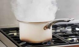 Cuồng ghen, vợ dội nước sôi vào ‘của quý’ của chồng