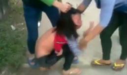 Sốc với clip nữ sinh vùng quê bị đánh dã man, lột quần áo