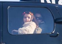  Katie Holmes dẫn Suri đi chơi bằng… trực thăng 