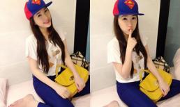 Bảo Thy đội mũ "siêu nhân" tạo dáng tại Hồng Kông