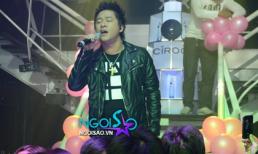 Khán giả cuồng nhiệt nghe Tuấn Hưng hát hit mới 