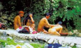 Lạ kỳ v&#249;ng đất c&#243; tục đ&#224;n &#244;ng v&#224; đ&#224;n b&#224; c&#249;ng tắm ti&#234;n