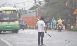 Hoảng loạn với thanh niên cầm dao chặn xe trên quốc lộ