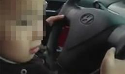 Clip bé 4 tuổi lái ô tô ở Hà Nội