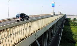 Đang đi chơi với bạn trai, bất ngờ nhảy xuống sông Hồng tự tử