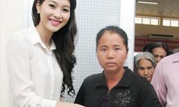 Hoa hậu Thu Thảo trao hàng trăm phần quà Tết cho bà con nghèo
