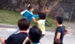 Xuất hiện video nữ sinh mặc áo đồng phục THPT đánh nhau